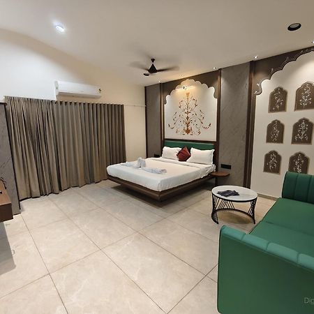 Shree Jalaram Resort Kodāe Eksteriør billede