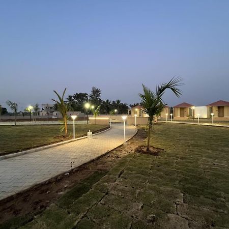 Shree Jalaram Resort Kodāe Eksteriør billede