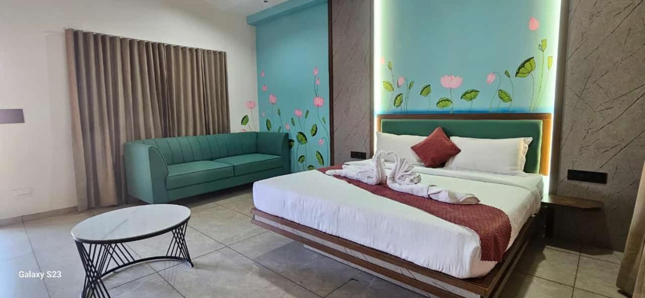 Shree Jalaram Resort Kodāe Eksteriør billede