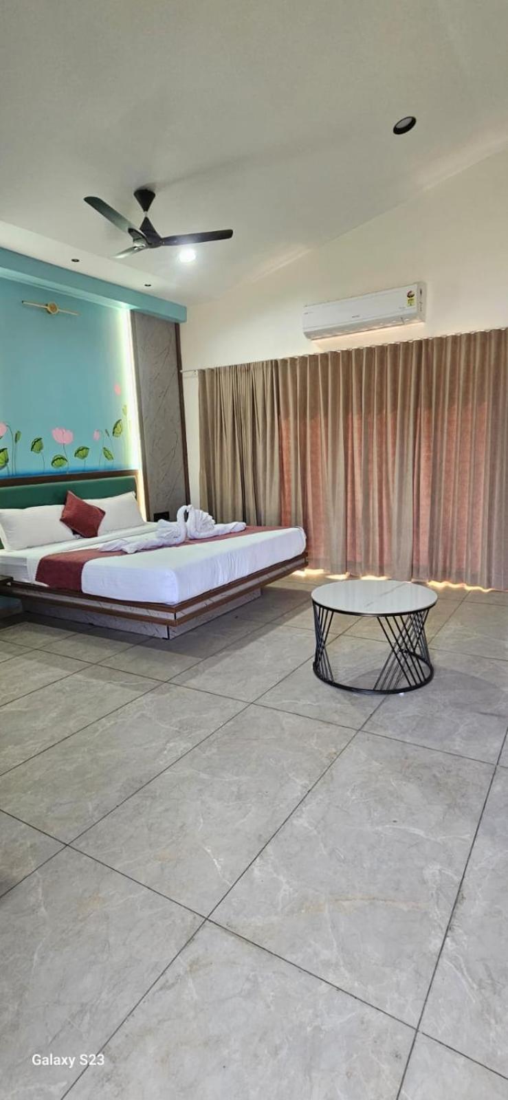 Shree Jalaram Resort Kodāe Eksteriør billede