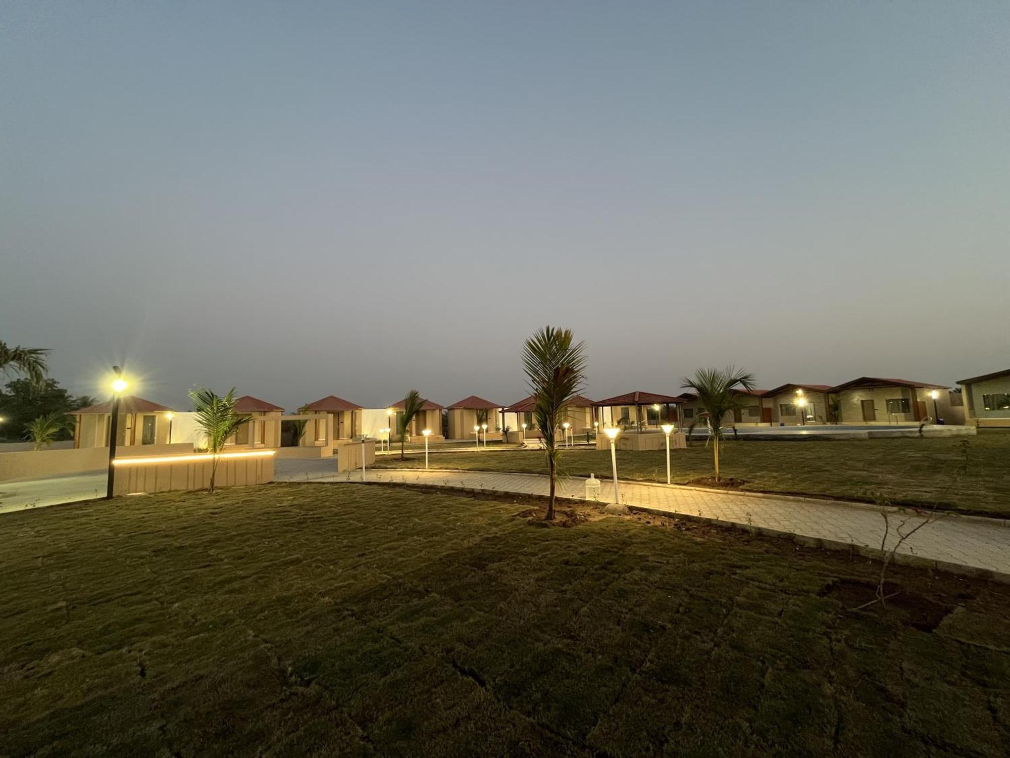 Shree Jalaram Resort Kodāe Eksteriør billede