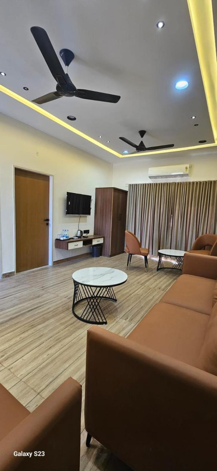 Shree Jalaram Resort Kodāe Eksteriør billede